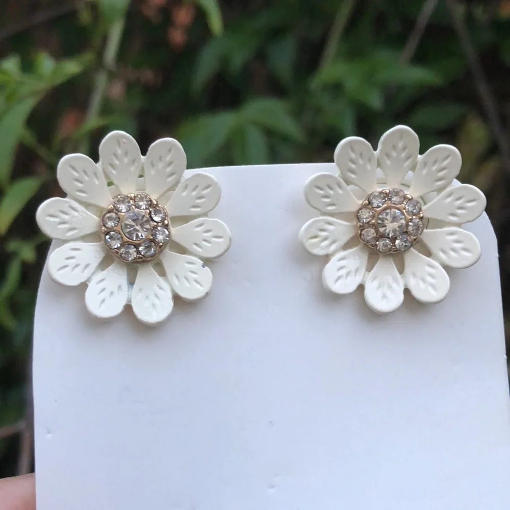 White Crystal Daisy Flower Earrings